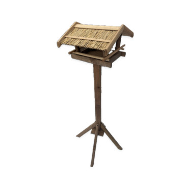 Madáretető egy lábon